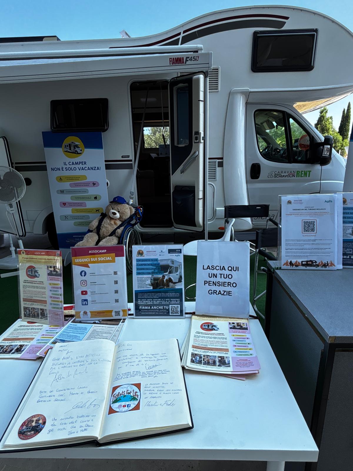 Stand di Assocamp con volantini a ExpoAid 2026